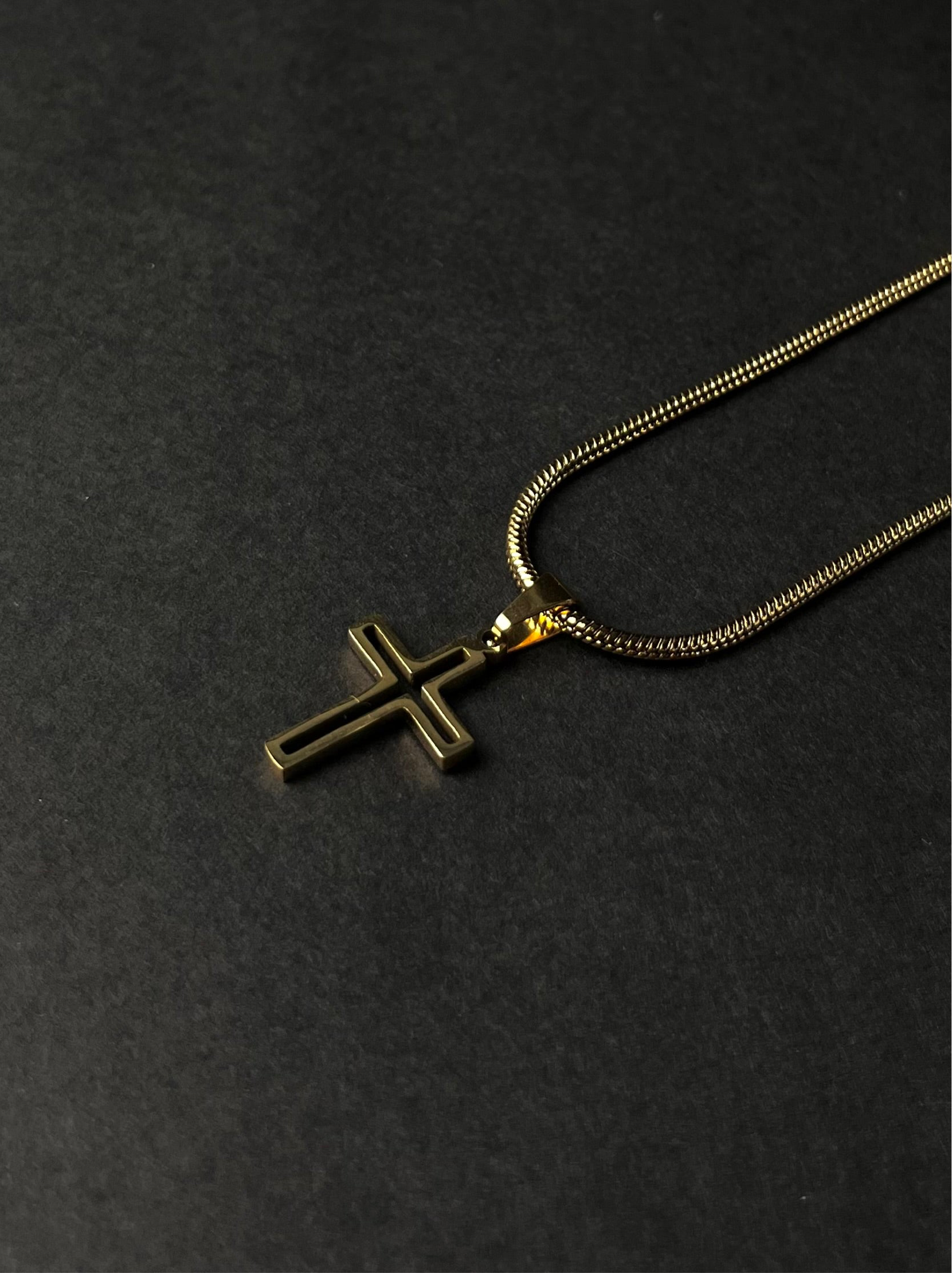 Etrel Cross Pendant With Chain