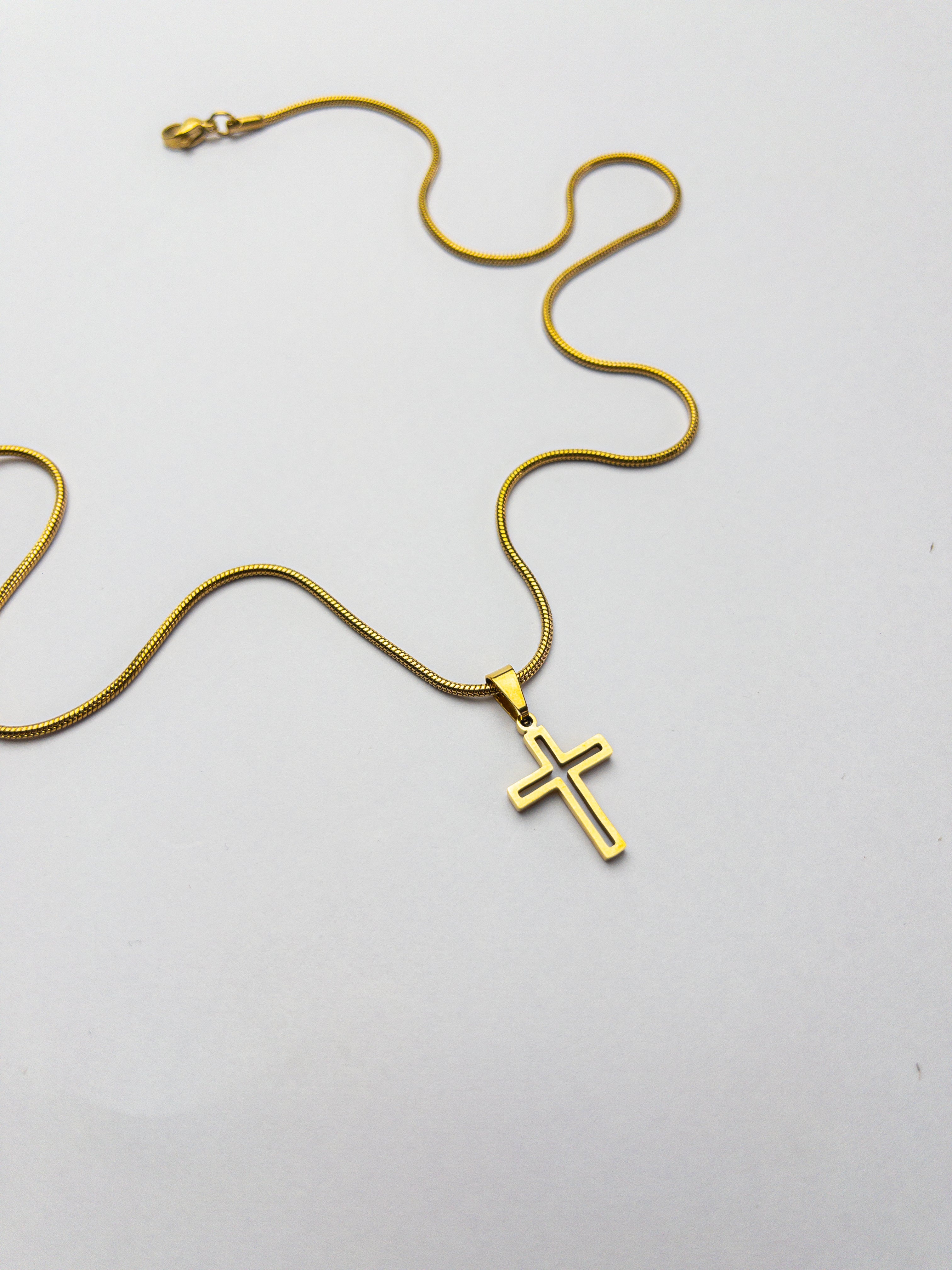 Etrel Cross Pendant With Chain